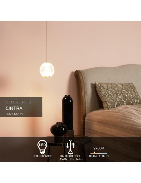 Détail suspension Lucide CINTRA acrylique transparent effet cristal laiton