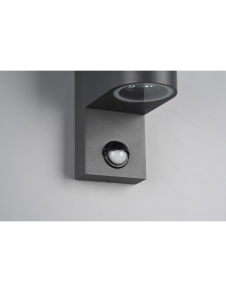 Applique Roya Trio avec détecteur de mouvement installée en façade