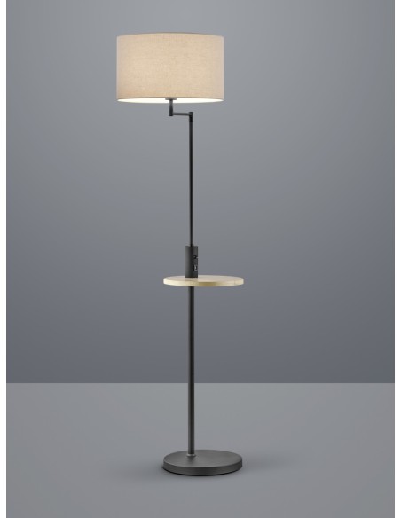 Trio – Claas – Lampadaire LED pratique avec port USB, table en bois et abat-jour gris tissu