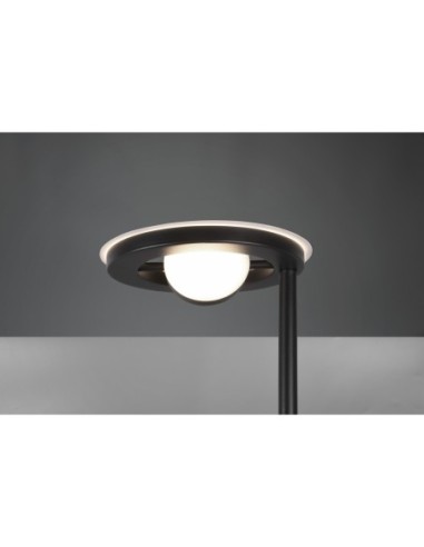 Trio Barrie - Lampadaire LED installé dans un salon moderne, éclairage ajustable