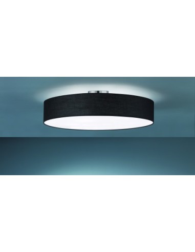 Trio Hotel – Plafonnier noir créant une lumière d’ambiance dans un salon contemporain