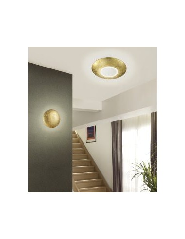 Plafonnier LED Trio Chiros installé au plafond, ambiance chaleureuse dans une pièce de vie