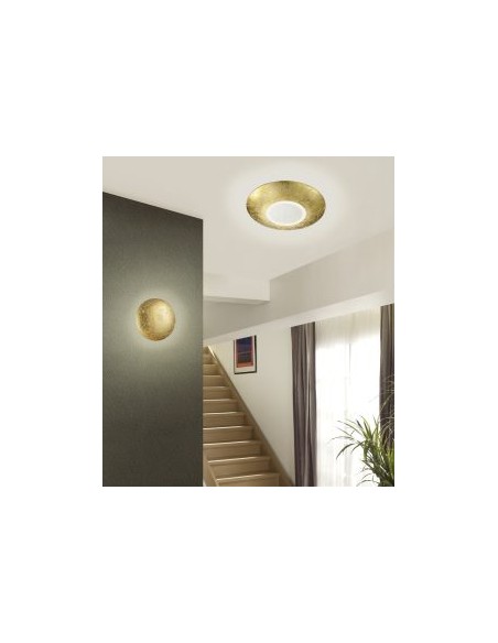 Plafonnier LED Trio Chiros installé au plafond, ambiance chaleureuse dans une pièce de vie
