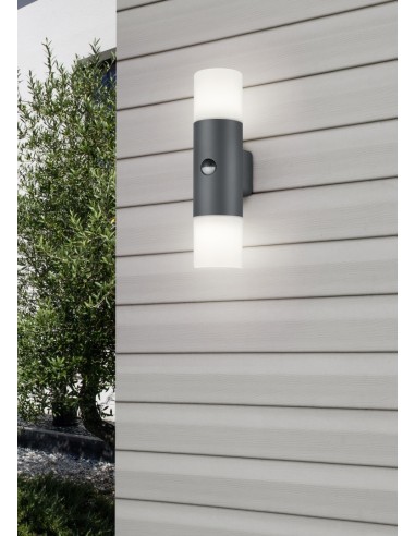 Trio Hoosic - Applique murale avec détecteur installée sur une façade extérieure, lumière haut et bas