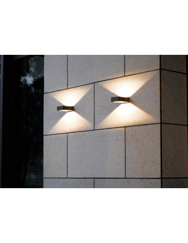 Trio Reno – Applique murale LED installée sur un mur extérieur, éclairage vers le haut et le bas