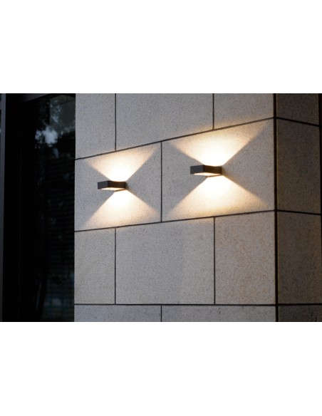 Trio Reno – Applique murale LED installée sur un mur extérieur, éclairage vers le haut et le bas