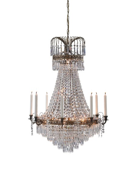 Lustre en laiton antique avec 9 bras bougeoirs et prismes en cristal pour une lumière raffinée.