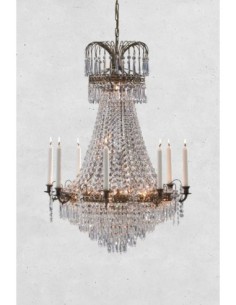 Lustre en laiton antique avec 9 bras bougeoirs et prismes en cristal pour une lumière raffinée. 2