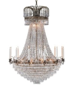 Lustre de style empire avec structure en laiton antique et 15 bras bougeoirs pour un effet majestueux.