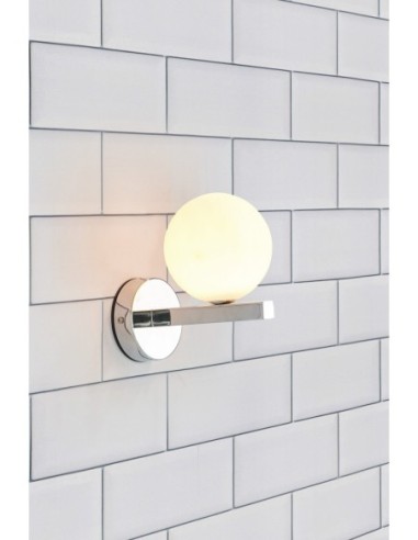 Finition chrome et verre opale, design compact et élégant pour intérieur moderne.