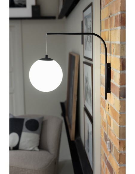 Markslöjd Dione – Élégance noire et verre opale, applique murale design, éclairage d’ambiance E14