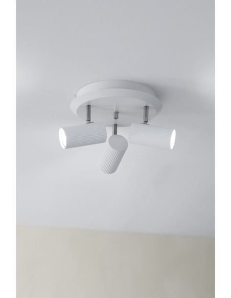Markslöjd Costilla – Design moderne en métal strié blanc, lumière directionnelle idéale pour entrée ou couloir