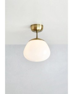 Markslöjd Rise – Plafonnier en laiton antique et verre blanc opale, design Monika Mulder 2