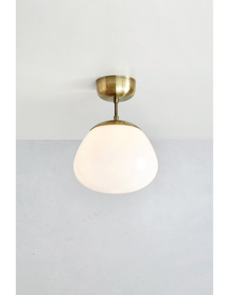 Markslöjd Rise – Pied en laiton, abat-jour verre opale, fixation plafond par crochet