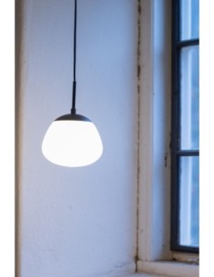 Markslöjd Rise – Suspension noire design Monika Mulder, verre opale, H. 25 cm 2