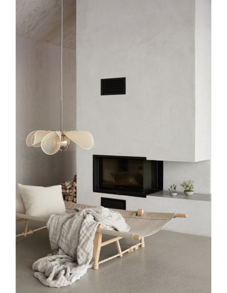 Markslöjd Styrka – Luminaire suspendu beige avec globe en verre ambré et détails en laiton antique