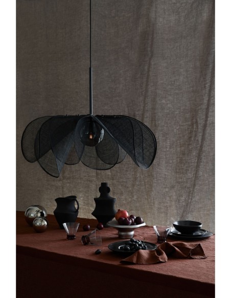 Markslöjd Styrka – Luminaire suspendu sculptural noir avec abat-jour organique et globe en verre
