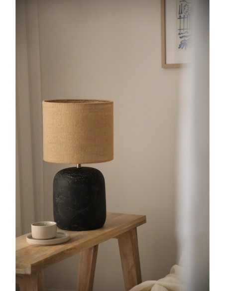 Markslöjd Montagna – Style rustique chic avec pied en céramique imitation pierre et abat-jour en jute