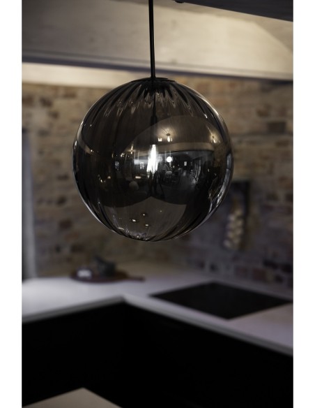 Markslöjd Fengari – Luminaire suspendu avec globe en verre teinté fumé et câble textile noir