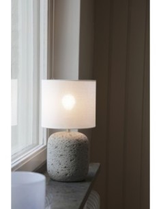 Markslöjd Montagna – Lampe de table grise avec pied en béton rustique et abat-jour en lin blanc cassé, H33 cm 2