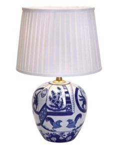 Lampe de table Göteborg en céramique bleu et blanc, abat-jour plissé blanc pour lumière douce.