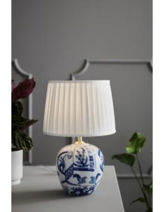Lampe de table Göteborg en céramique bleu et blanc, abat-jour plissé blanc pour lumière douce. 2