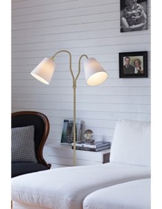 Lampadaire en laiton avec deux abat-jour blancs orientables, idéal pour un éclairage modulable. 2