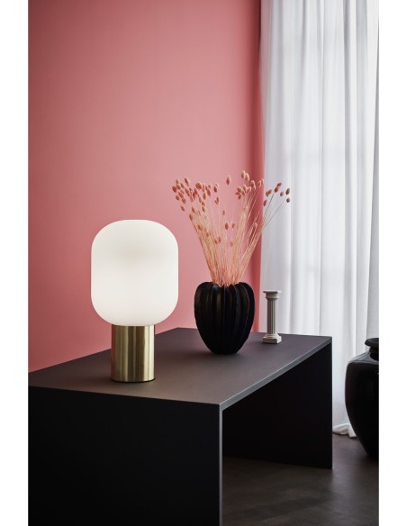 Markslöjd Brooklyn – Luminaire chic avec abat-jour en verre diffusant et pied métallique doré