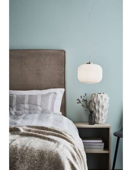 Luminaire suspendu Sober avec abat-jour sphérique en verre blanc et câble transparent