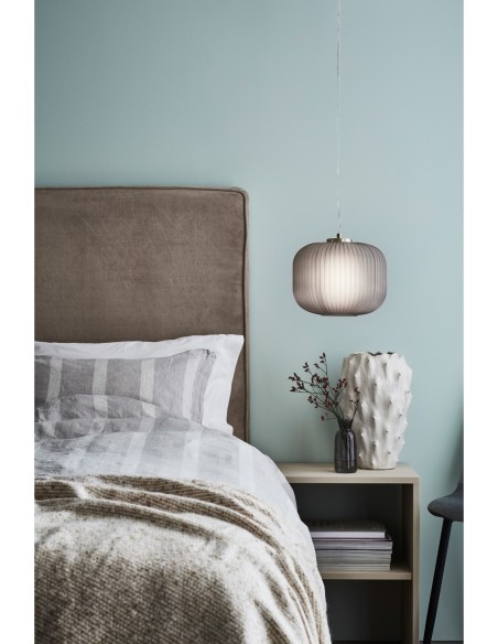 Luminaire suspendu Sober avec abat-jour sphérique fumé et câble textile noir