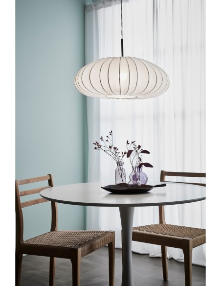 Luminaire suspendu avec abat-jour blanc en tissu, fixation par crochet et câble textile