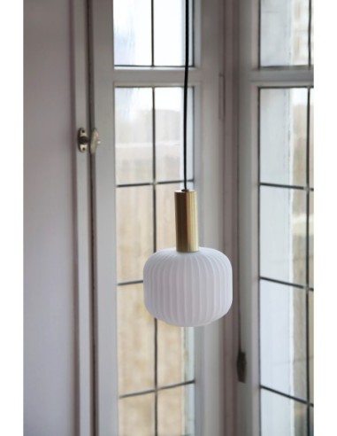 Lampe suspendue E14, max. 40W, IP20, métal laiton brossé et abat-jour verre blanc – Markslöjd – Sobre