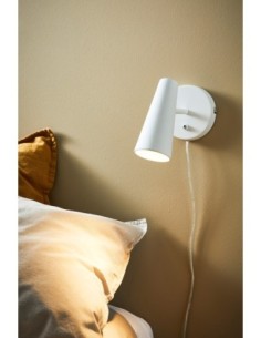 Markslöjd Crest – Applique murale blanche en métal mat avec abat-jour orientable, GU10 2