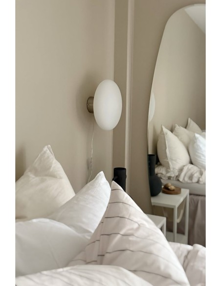 Applique Locus – Verre soufflé blanc, montage plafond ou mur, interrupteur intégré.