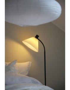 Lampadaire Mira Markslöjd – Pied métal noir, abat-jour plissé blanc cassé, style intemporel. 2