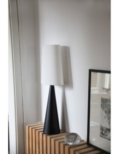 Lampe Conus Markslöjd – pied conique noir, abat-jour tissu blanc cassé, design sobre et élégant. 2
