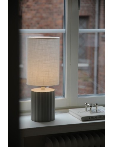 Luminaire Can hauteur 57 cm, câble transparent avec interrupteur, lumière douce et chaleureuse.