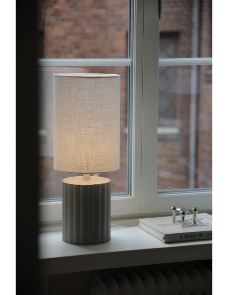 Luminaire Can hauteur 57 cm, câble transparent avec interrupteur, lumière douce et chaleureuse.