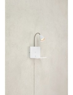 Applique Cuarto blanche métal avec étagère, tête orientable et prise USB-C intégrée pratique. 2