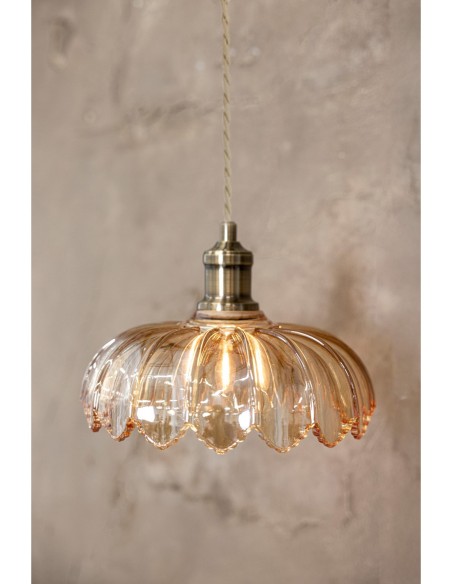 Luminaire Kurage avec verre transparent ambré, finition laiton et câble textile torsadé beige.