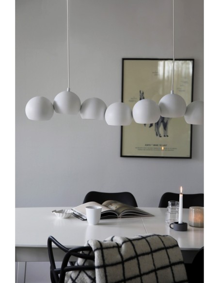 Suspension Cupolo design Joakim Thedin, sept sources lumineuses, structure blanche et supports doubles.