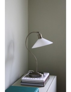 Lampe de table Vela avec abat-jour verre opale blanc et base incurvée en laiton antique. 2