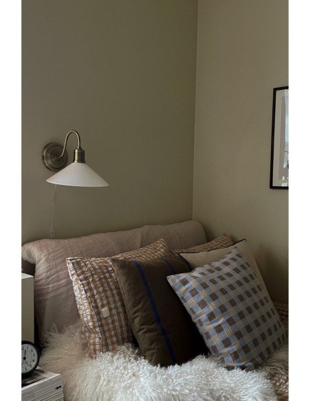 Applique Vela avec abat-jour verre opale et support laiton antique, cordon transparent avec interrupteur.