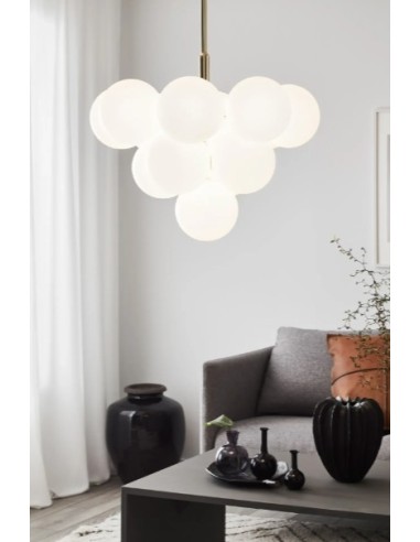 Markslöjd Merlot – Luminaire suspendu moderne en verre opalin et structure laiton, ambiance chaleureuse