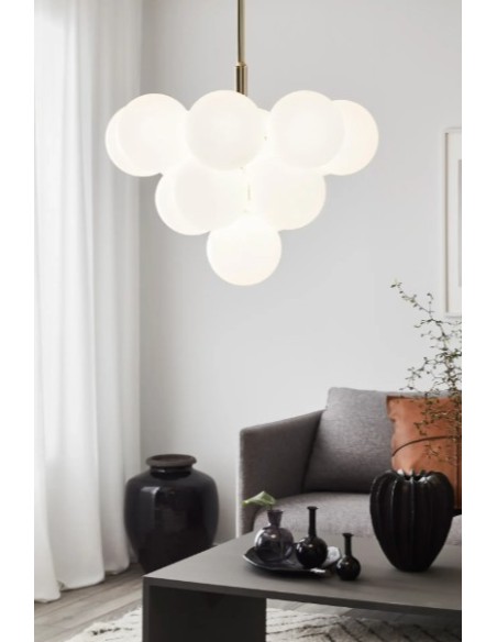Markslöjd Merlot – Luminaire suspendu moderne en verre opalin et structure laiton, ambiance chaleureuse
