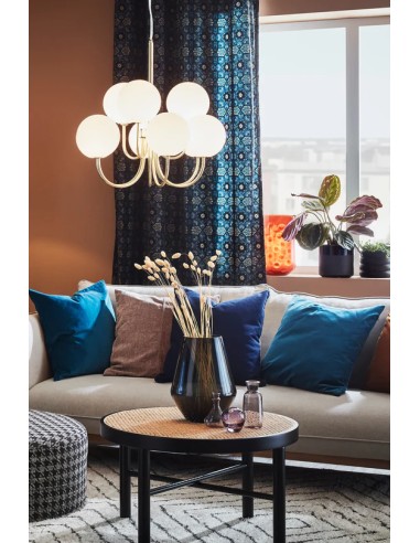 Markslöjd Bianco – Luminaire raffiné 9 lumières, structure dorée et globes blancs, idéal pour salon ou salle à manger