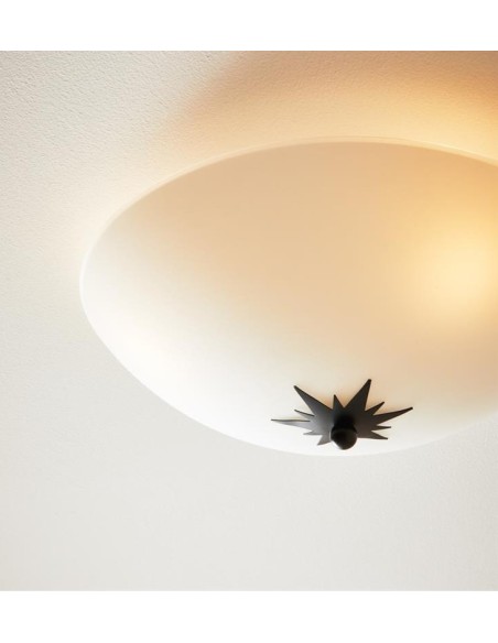 Markslöjd Rose – Plafonnier élégant verre blanc et métal noir, idéal pièce à plafond bas