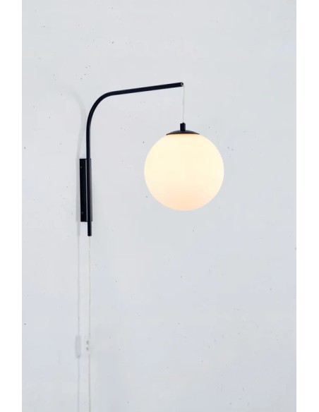 Markslöjd Dione – Applique murale métal noir, verre opale, interrupteur câble, IP20, culot E14