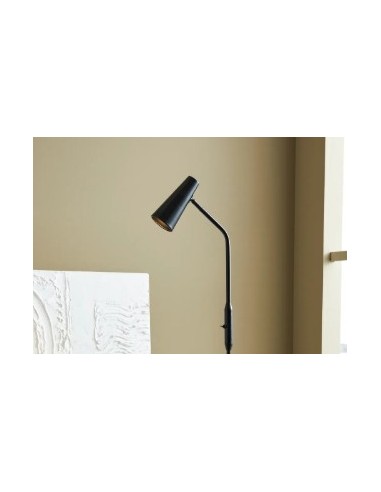 Lampadaire Crest en métal noir mat, abat-jour conique ajustable, parfait pour déco moderne.