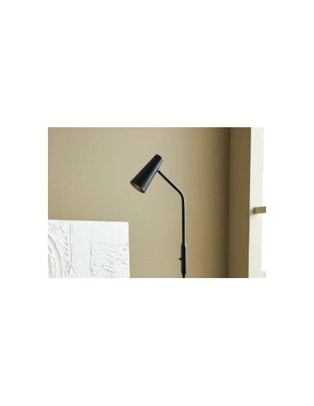 Lampadaire Crest en métal noir mat, abat-jour conique ajustable, parfait pour déco moderne.